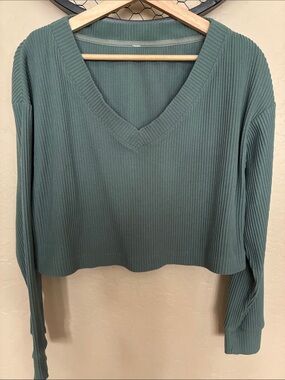 ALO Yoga Ribbed V-Neck Cropped Top in Sage Green